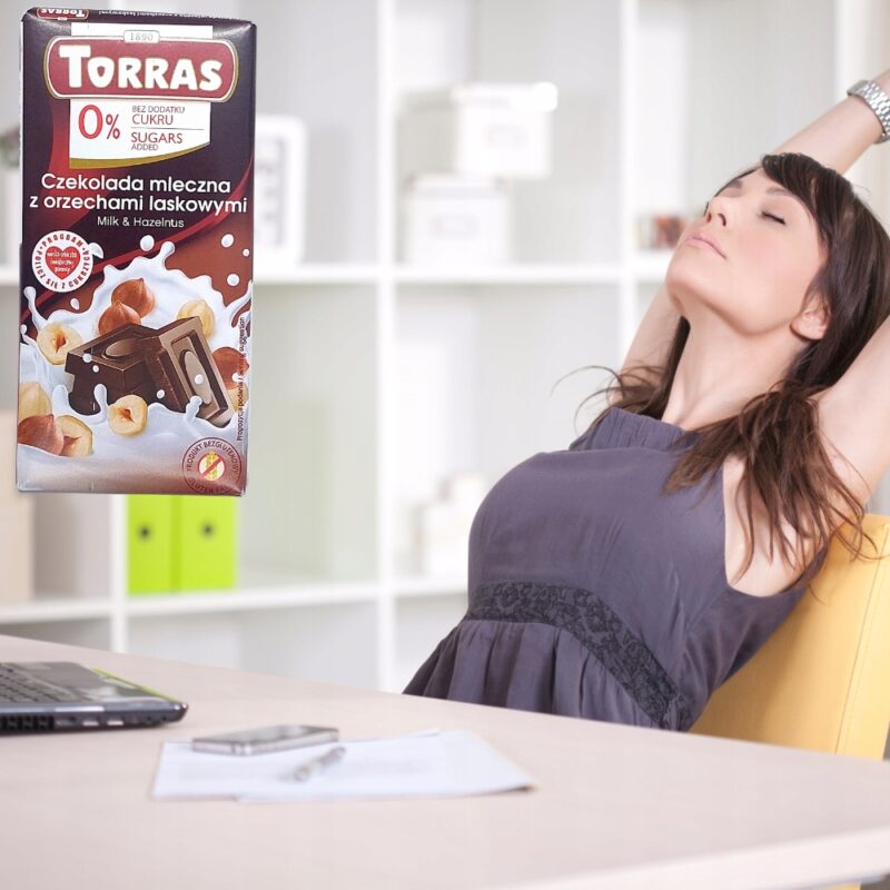 Czekolada mleczna Torras z orzechami laskowymi 75g Bez oleju palmowego - obrazek 2